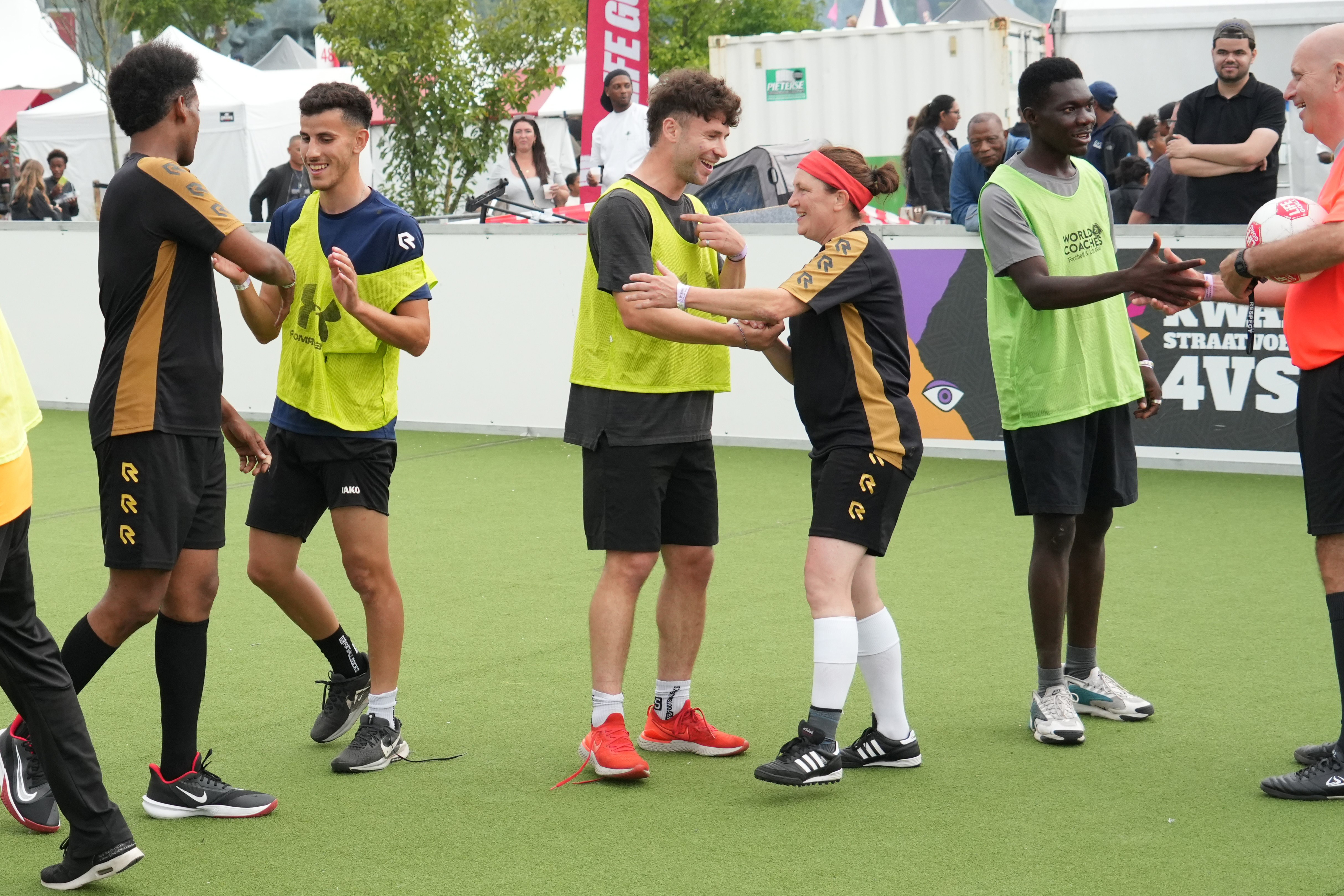 sporters geven elkaar de hand op een voetbalveld