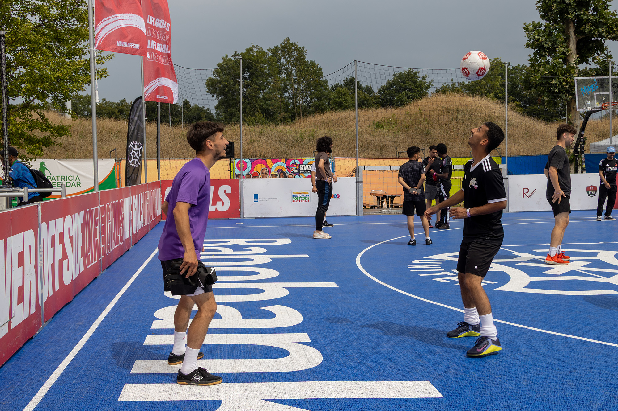 voetballers op het voetbalveld
