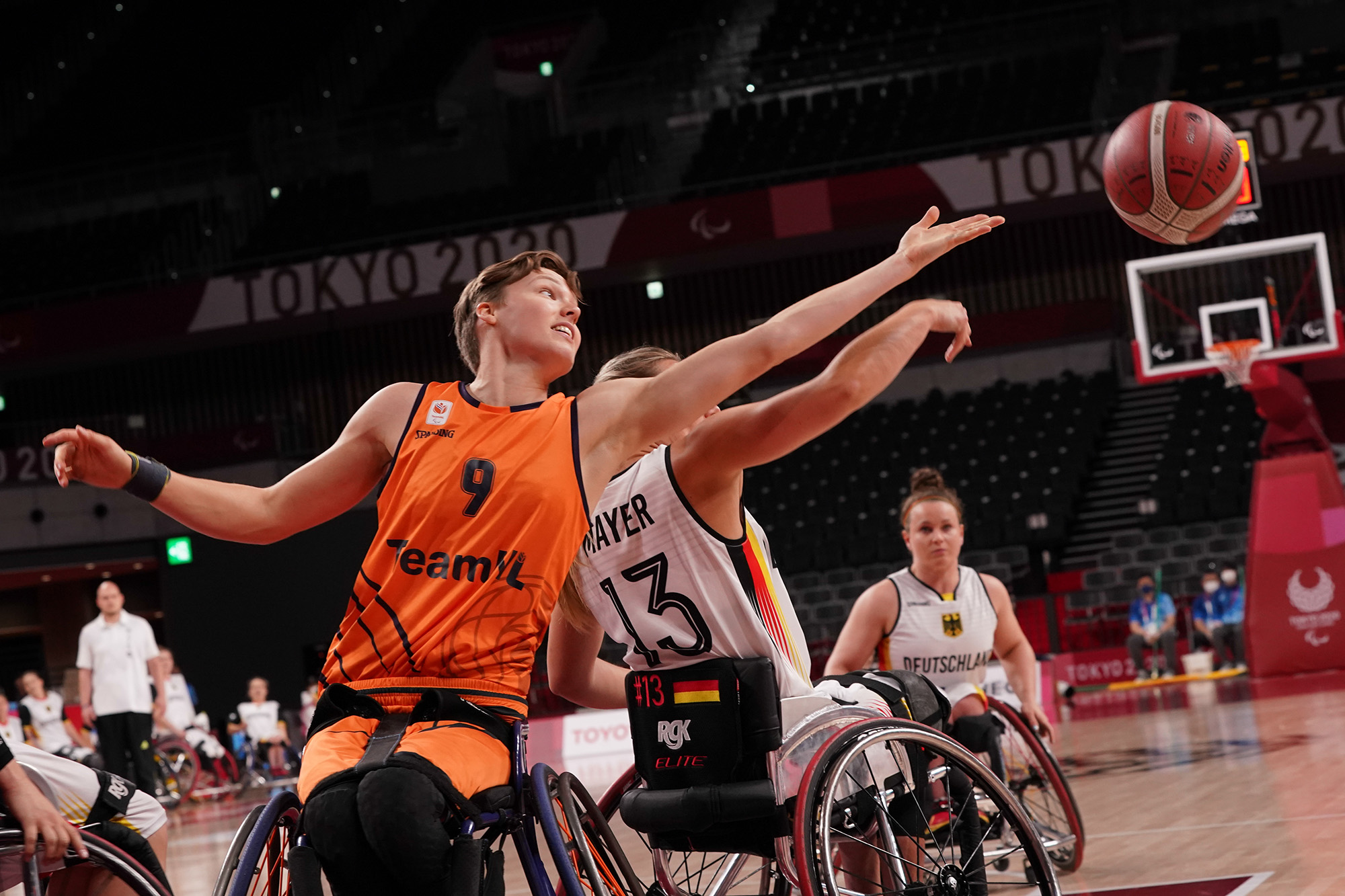 sporters van Team NL tijdens de halve finale rolstoelbasketbal in Tokyo