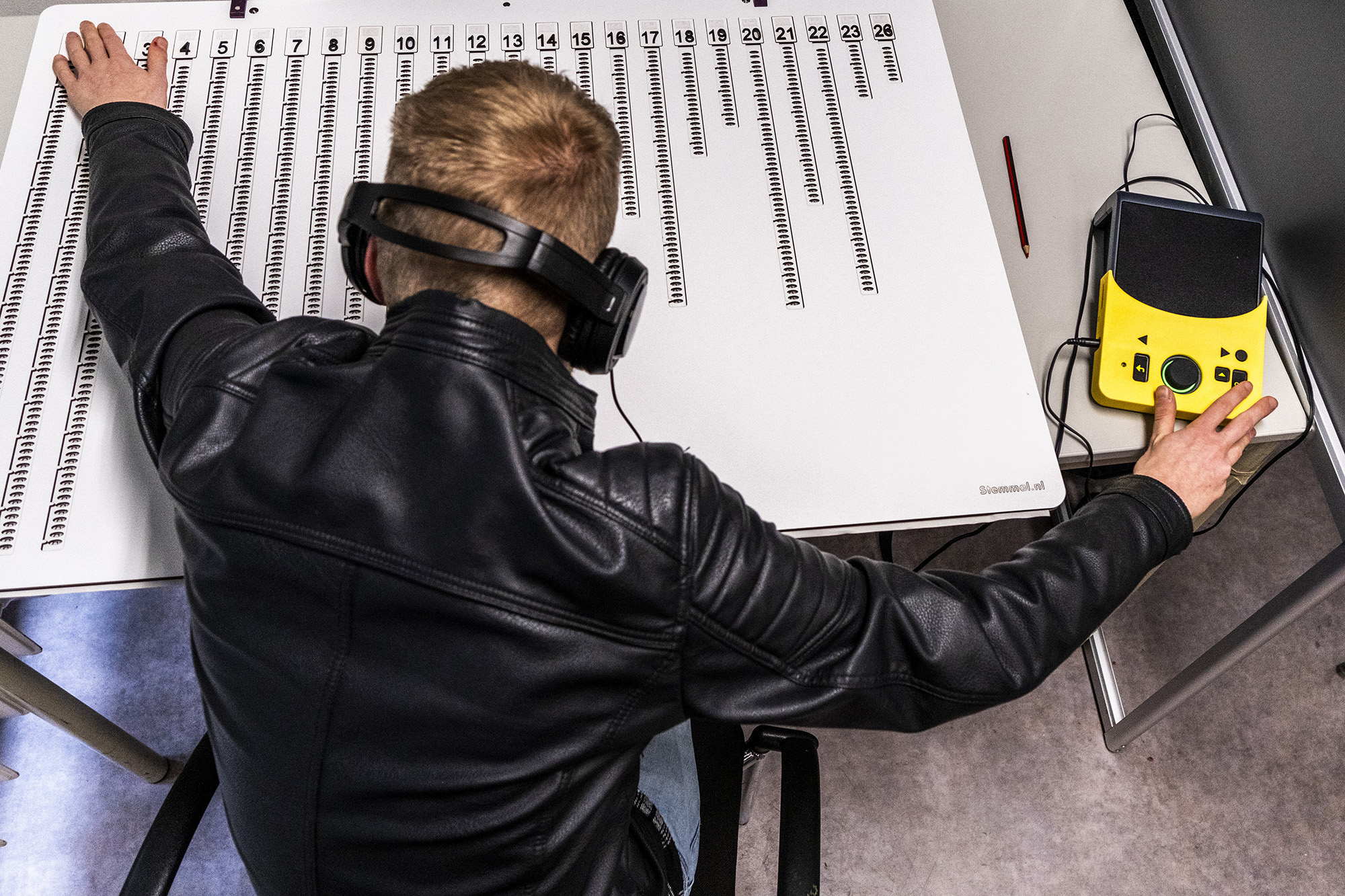 Een blinde man brengt zijn stem uit met een speciale braille stemcomputer