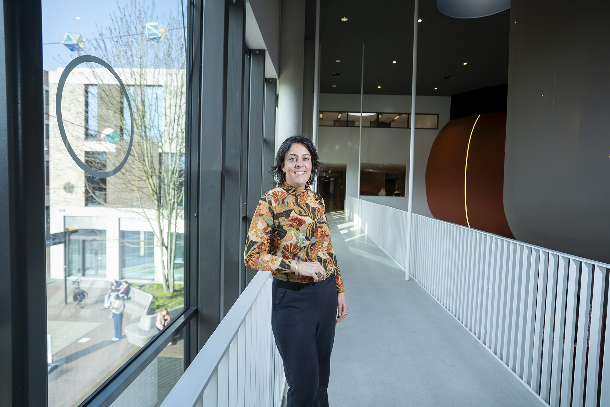 Lineke van Hal poserend in een gang