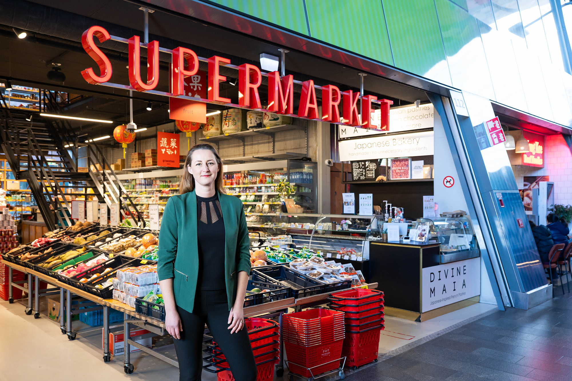 onderzoeker Joreintje Mackenbach bij een supermarkt in de markthal in Rotterdam