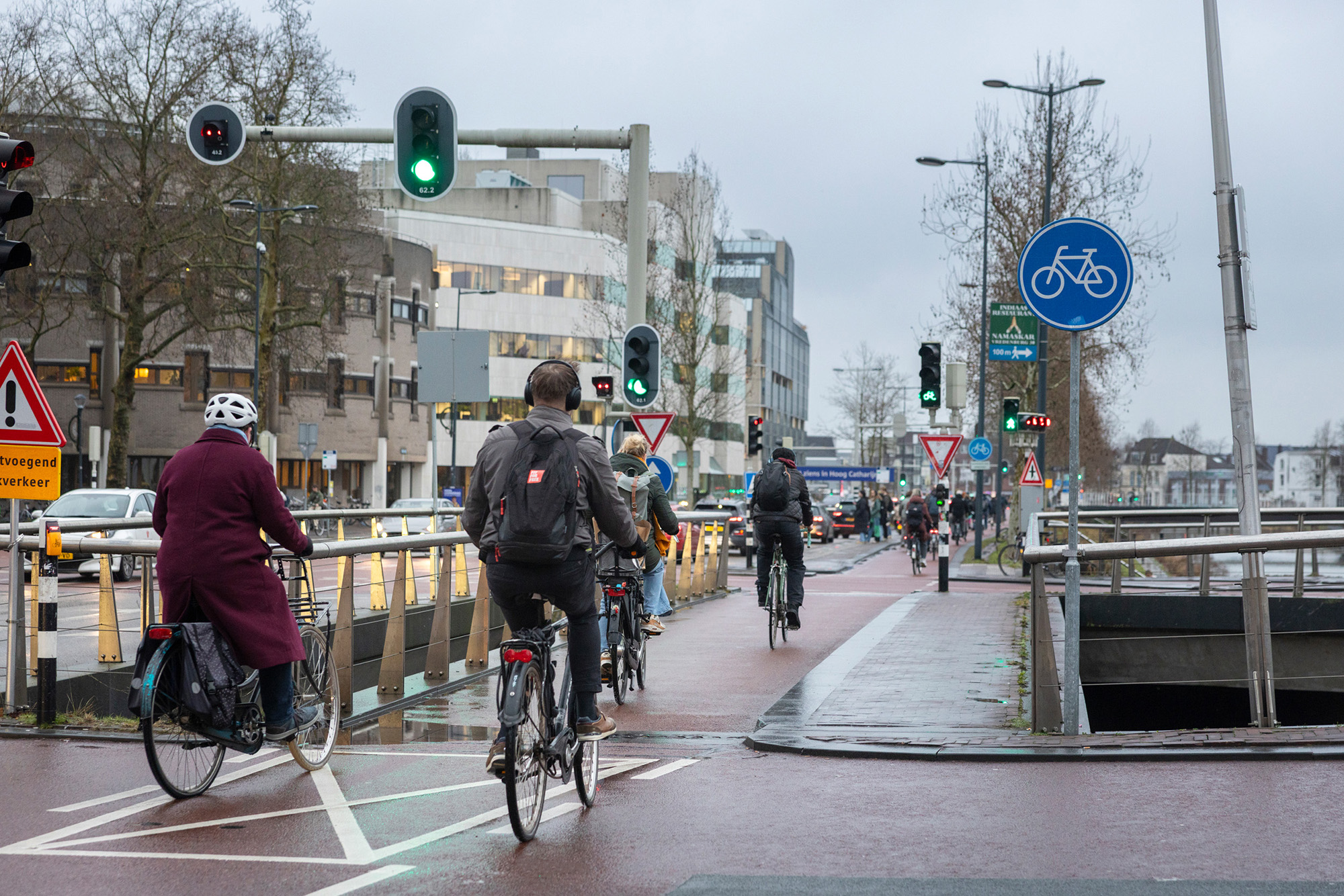 fietsers in het drukke centrum van Utrecht