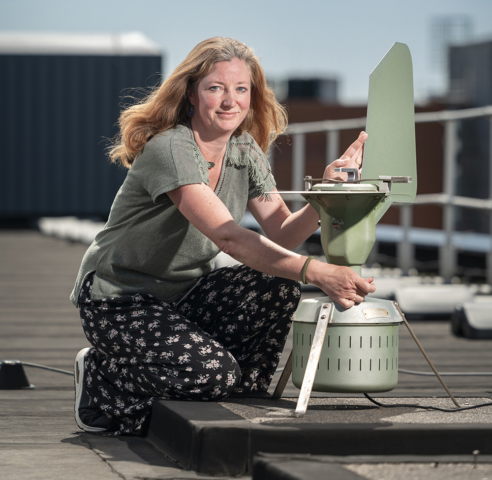 anne overduin bij pollenteller op het dak van het LUMC in Leiden